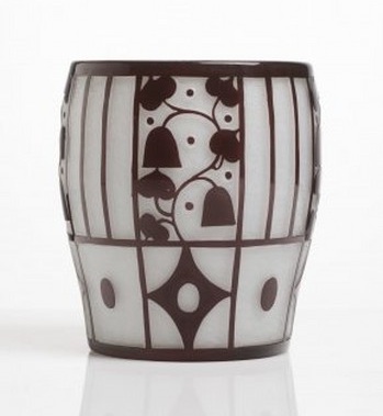 Josef Hoffmann / sklárna Johann Loetz Witwe: váza / 1912  čiré a bílé sklo, leptaný ornament / výška 11.3 cm cena: 136 400 Kč  Arthouse Hejtmánek 2. 6. 2016