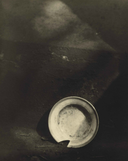 Josef Sudek: Rozbitý talíř / 1924 / bromostříbrná fotografie / 49,8 x 44,5 cm